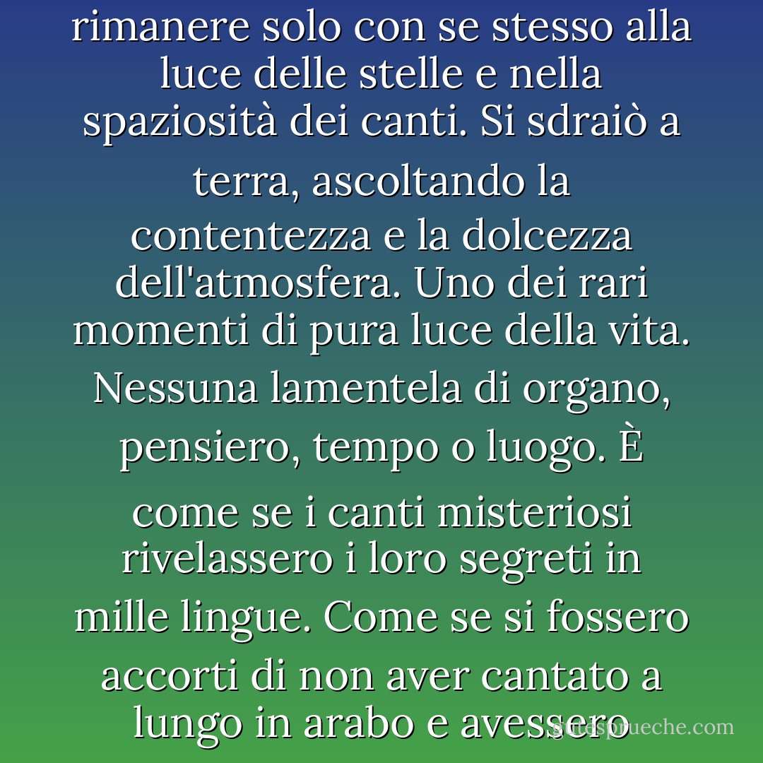 Dopo mezzanotte, si recò nel cortile della Takiya per rimanere solo con se stesso alla luce delle stelle e nella spaziosità dei canti. Si sdraiò a terra, ascoltando la contentezza e la dolcezza dell'atmosfera. Uno dei rari momenti di pura luce della vita. Nessuna lamentela di organo, pensiero, tempo o luogo. È come se i canti misteriosi rivelassero i loro segreti in mille lingue. Come se si fossero accorti di non aver cantato a lungo in arabo e avessero chiuso le porte. - Naguib Mahfouz